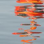 Spiegelung der Fahrwassertonne vor Hiddensee bei Flaute