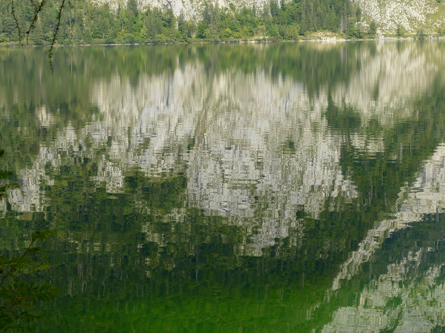 Spiegelung der Felswände im Altausseer See.