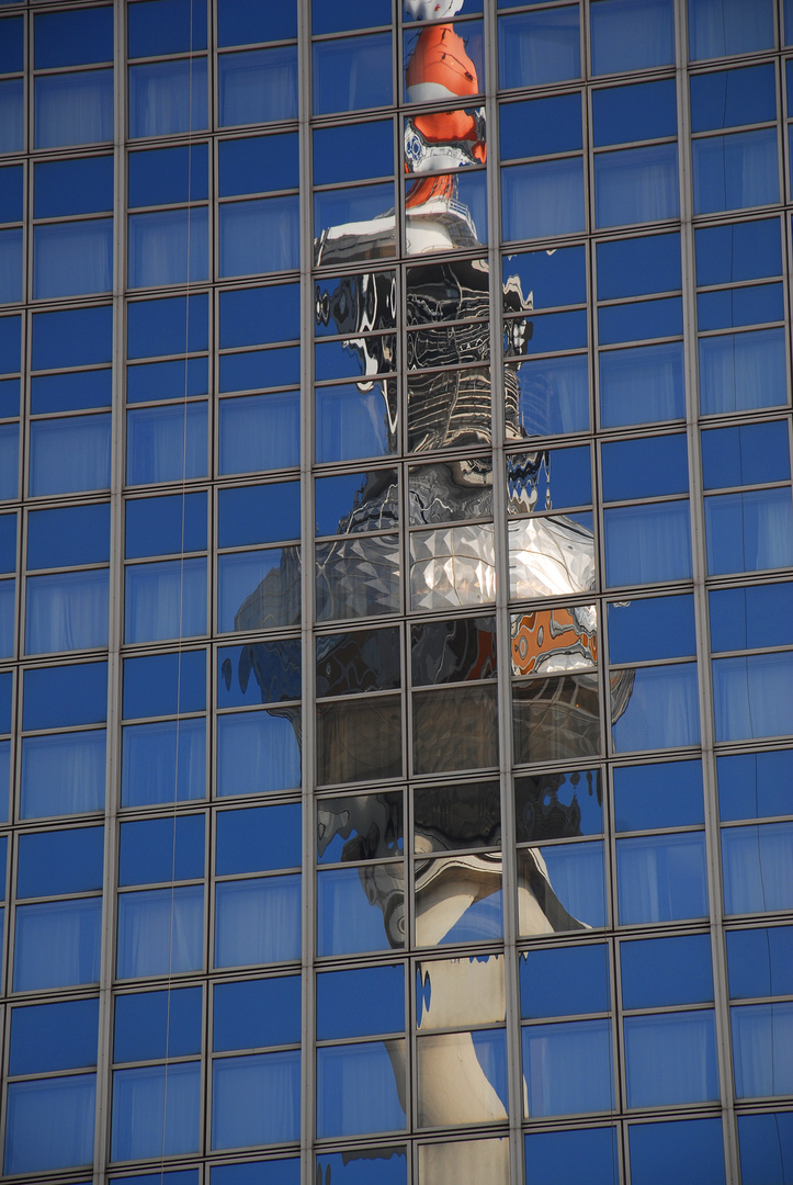 Spiegelung der Fernsehturmkugel in den Fenstern der Park Inn Hotels in Ostberlin