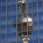 Spiegelung der Fernsehturmkugel in den Fenstern der Park Inn Hotels in Ostberlin