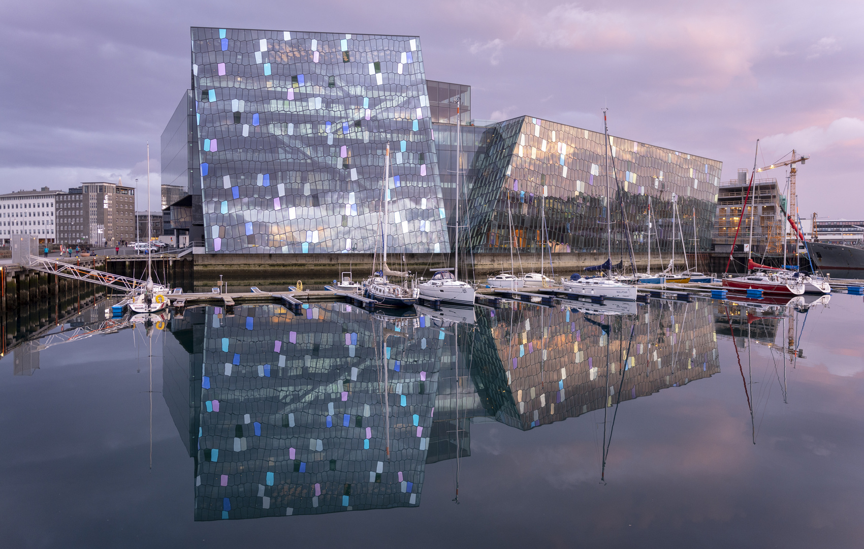 Spiegelung der Harpa