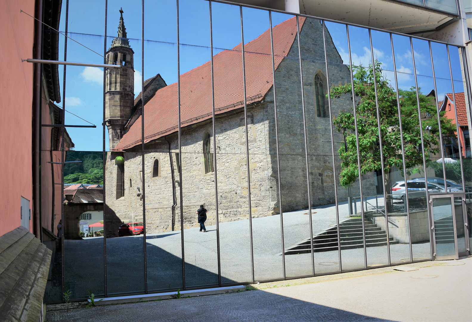 Spiegelung der Johanniterkirche in Schwäbisch Hall