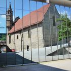 Spiegelung der Johanniterkirche in Schwäbisch Hall