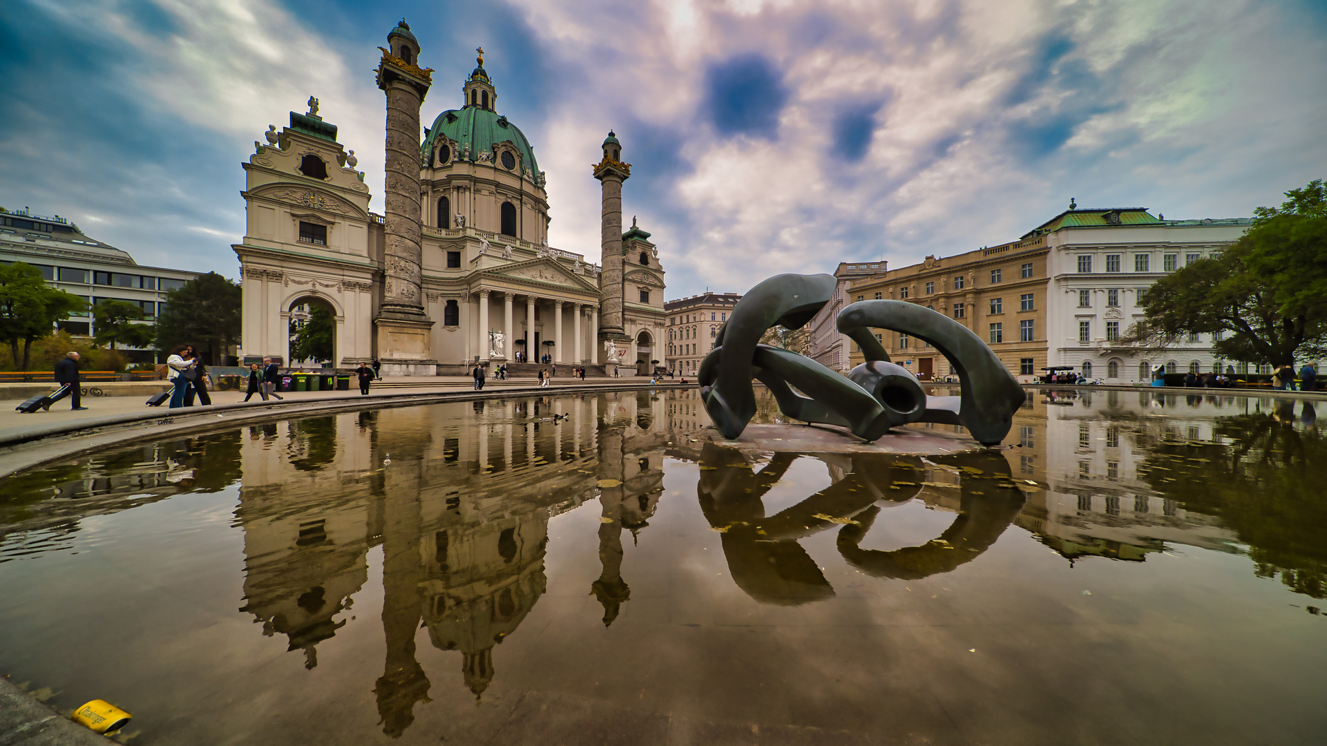 Spiegelung der Karlskirche