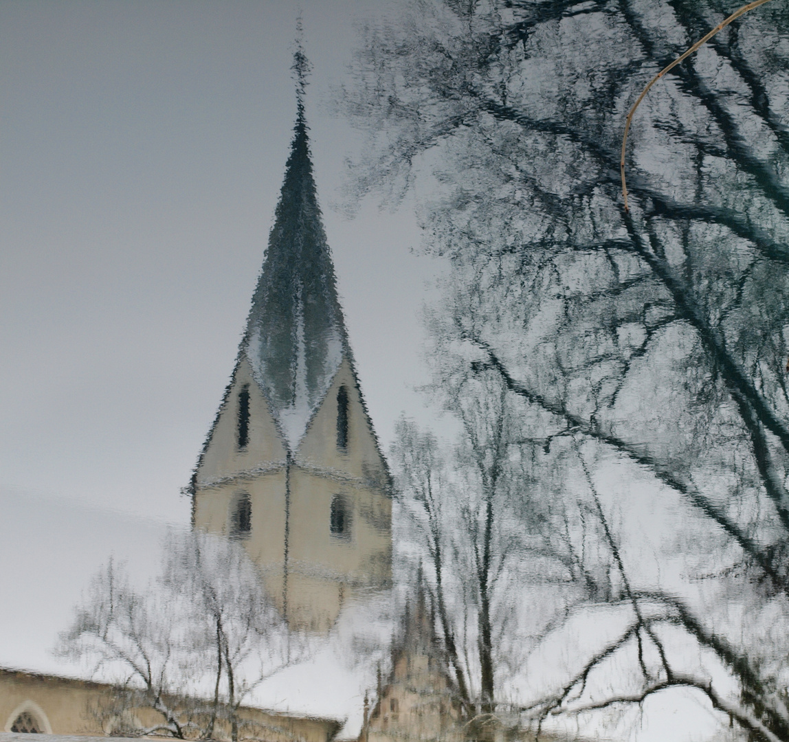 Spiegelung der Kirche am Blautopf