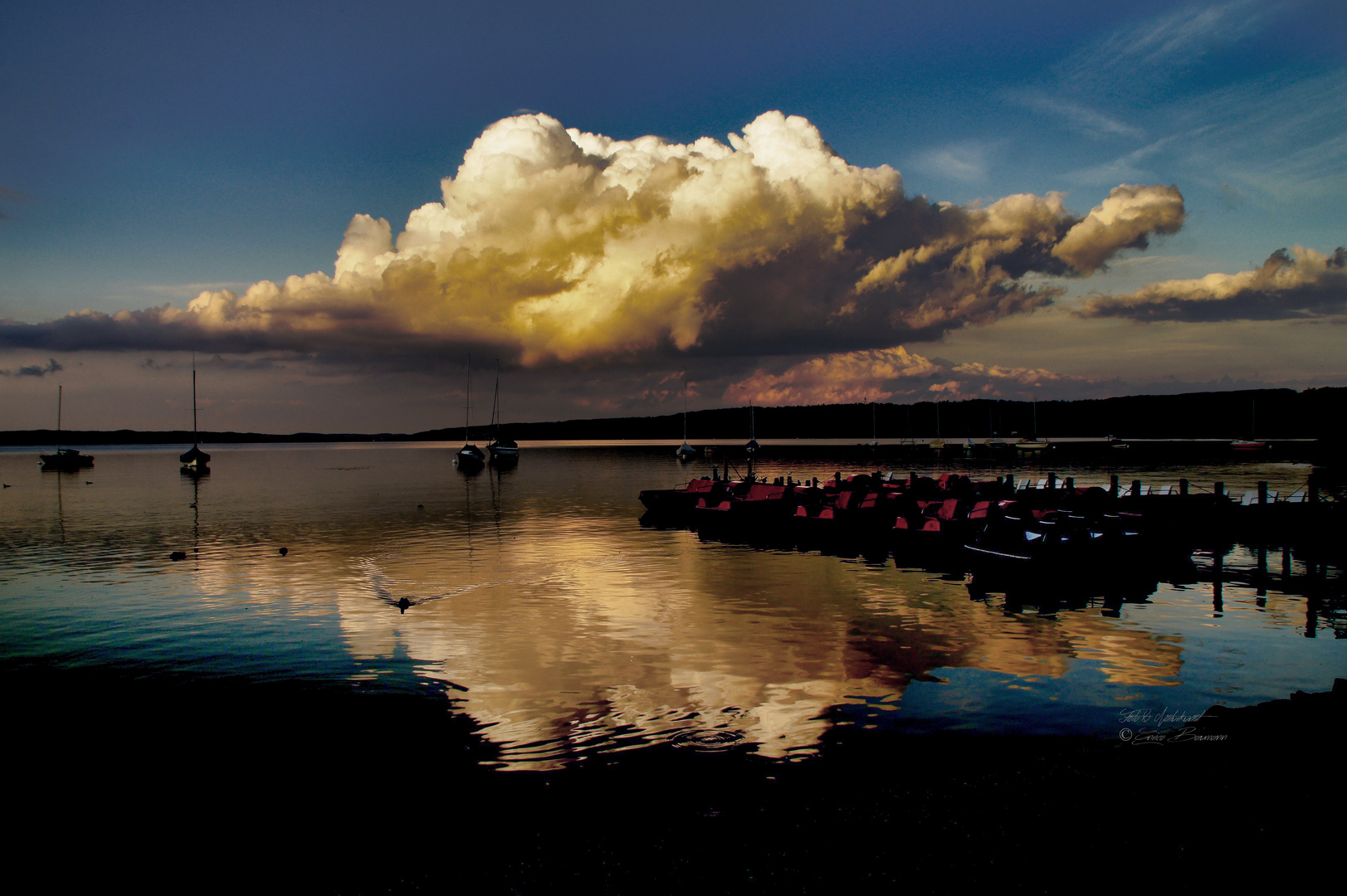 Spiegelung der Kumuluswolken im Ammersee