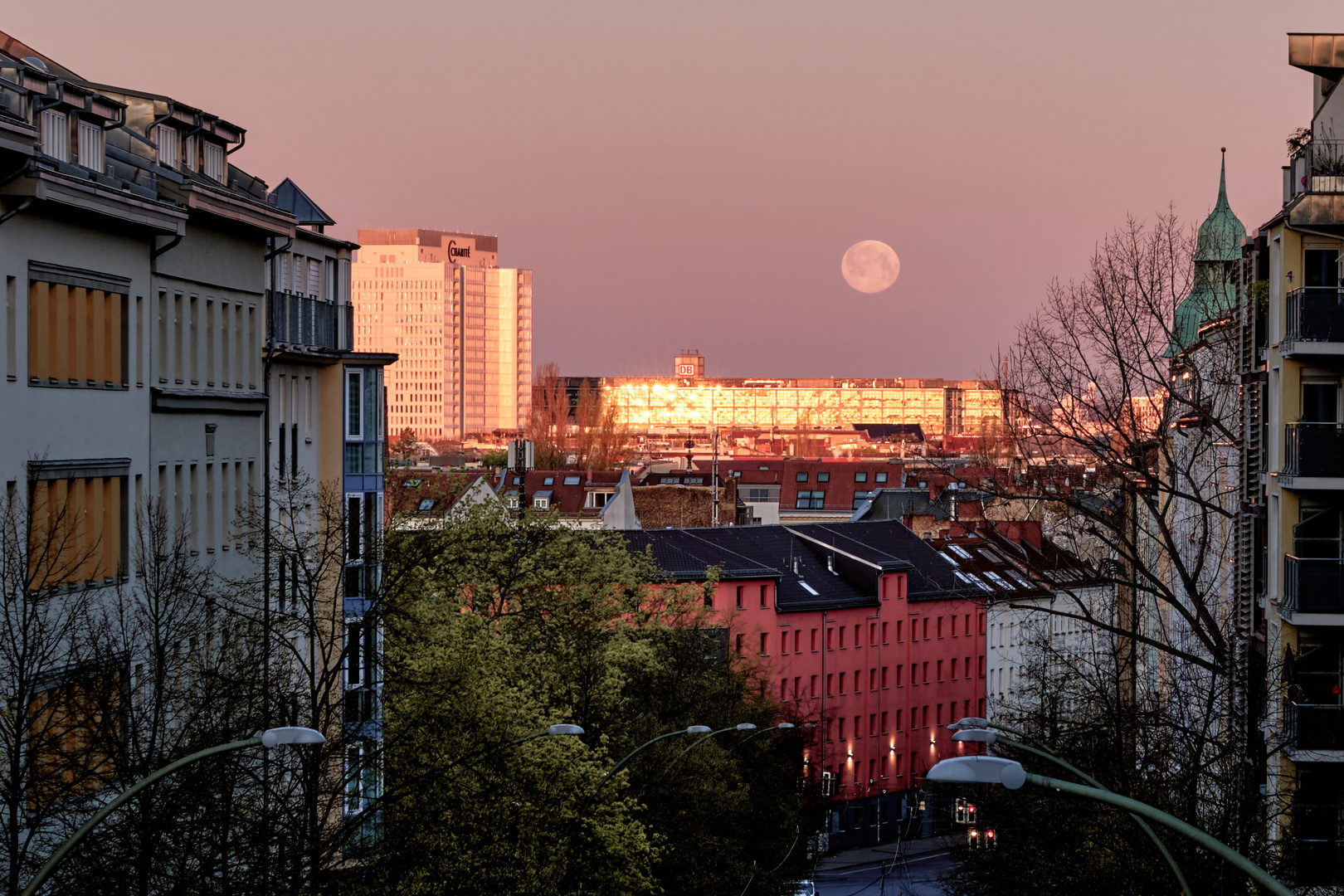 Spiegelung der Morgensonne am Hauptbahnhof