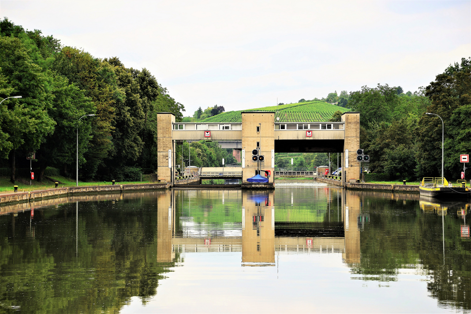 Spiegelung  der Neckarschleuse 