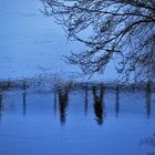 Spiegelung der Personen auf der Hängebrücke