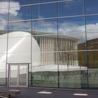 Spiegelung der Philharmonie auf dem Kirchberg von Luxemburg-Stadt