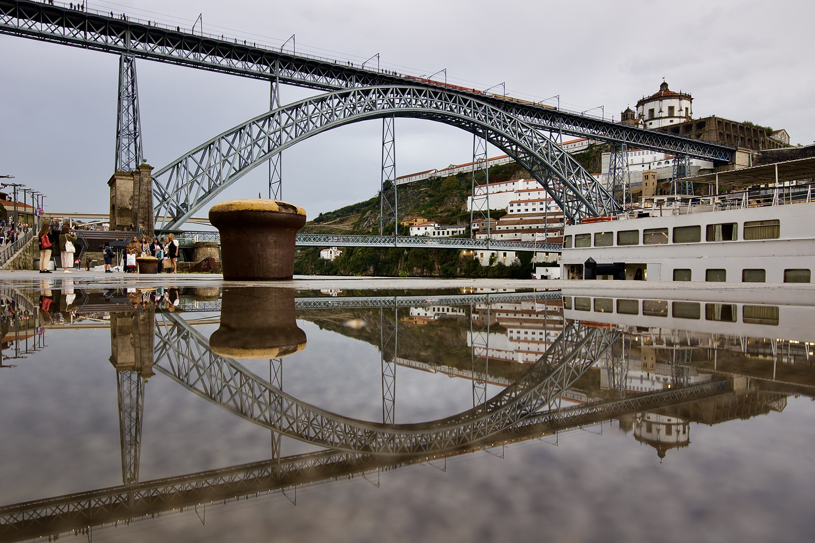 Spiegelung der Ponte Luís I in Porto