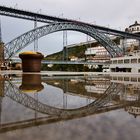 Spiegelung der Ponte Luís I in Porto