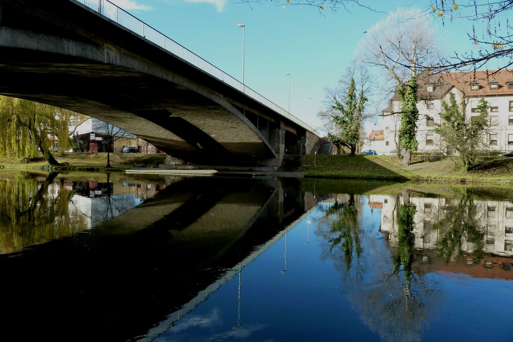 Spiegelung der Rosenbergbrücke im Neckar