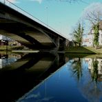 Spiegelung der Rosenbergbrücke im Neckar