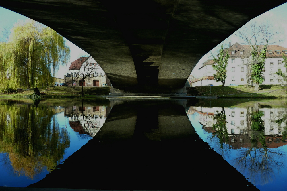 Spiegelung der Rosenbergbrücke im Neckar