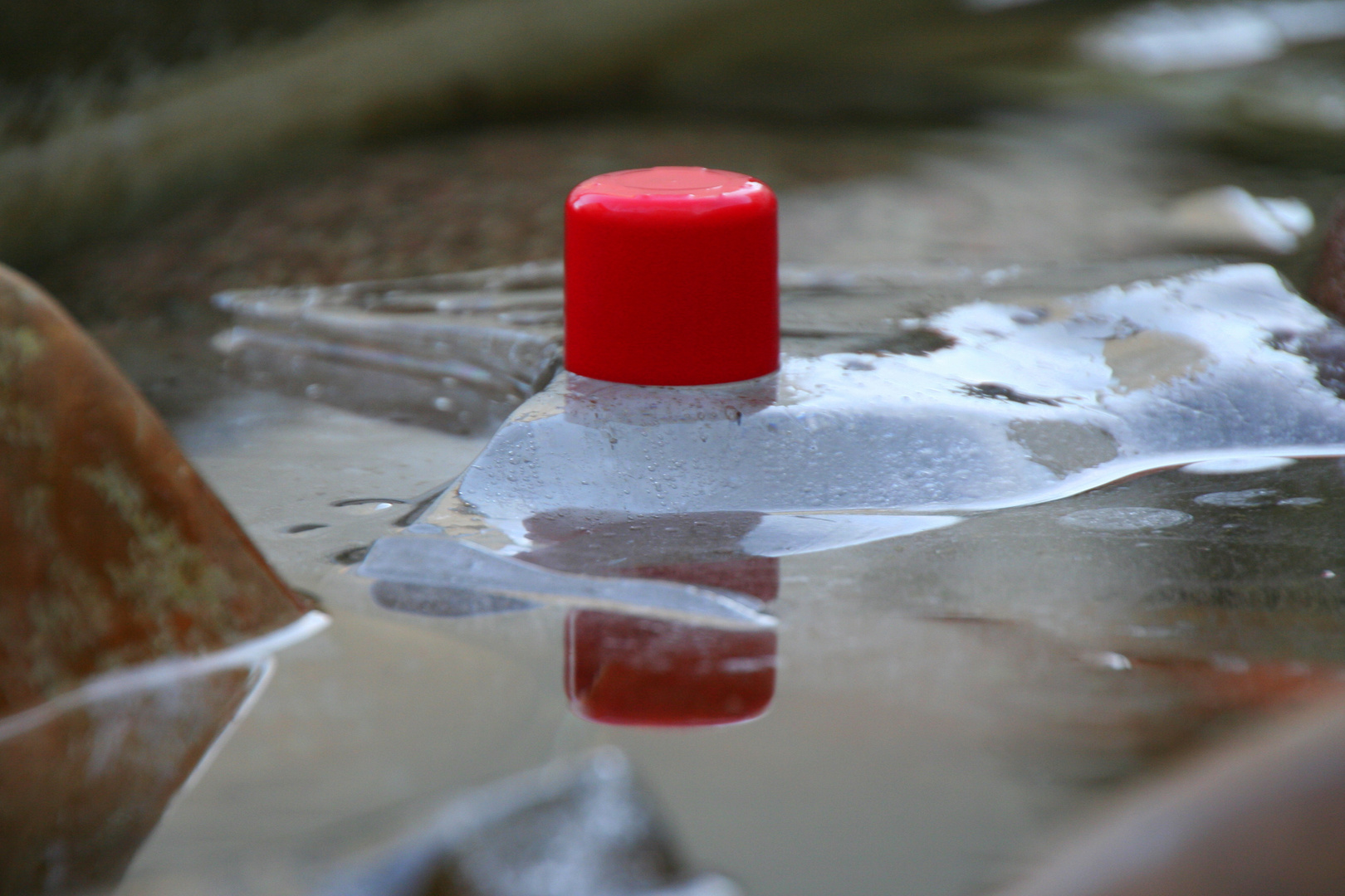 Spiegelung ... der rote Deckel :-)