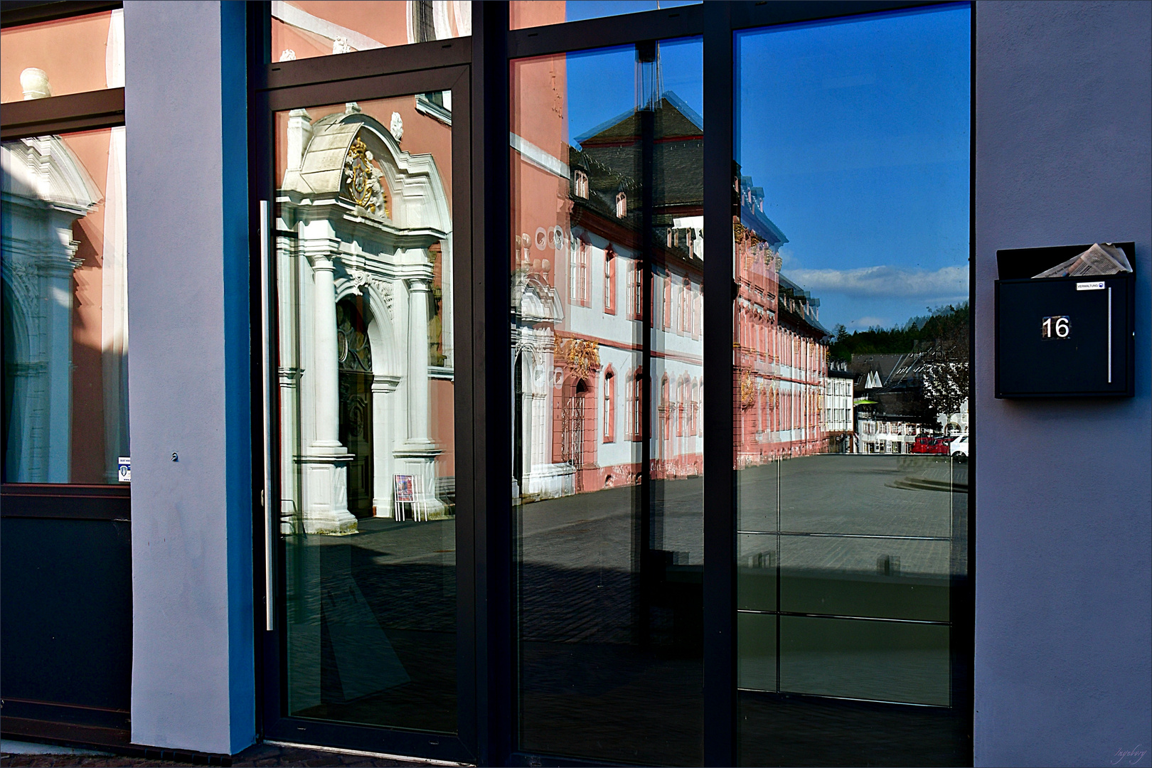 Spiegelung der Sankt-Salvator-Basilika 