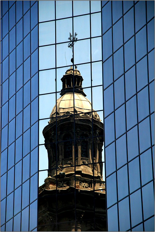 Spiegelung der Santa Iglesia Kathedrale in Santiago de Chile