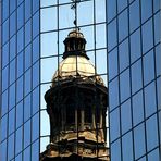 Spiegelung der Santa Iglesia Kathedrale in Santiago de Chile