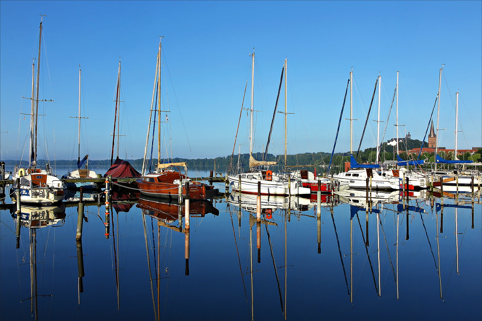 Spiegelung der Segelboote im Großen Plöner See