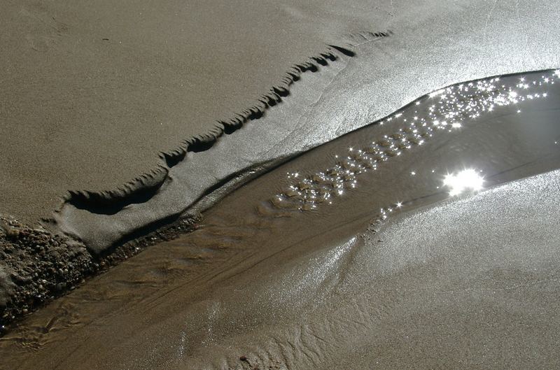 Spiegelung der Sonne im Rinnsal