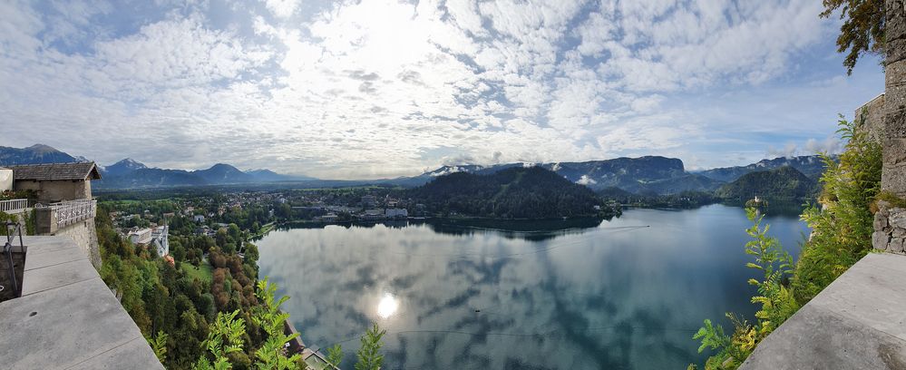 Spiegelung der Sonne und Wolken