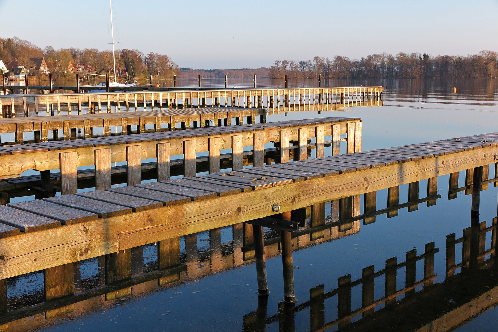 Spiegelung der Stege am Ufer vom Großen Plöner See