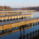 Spiegelung der Stege am Ufer vom Großen Plöner See