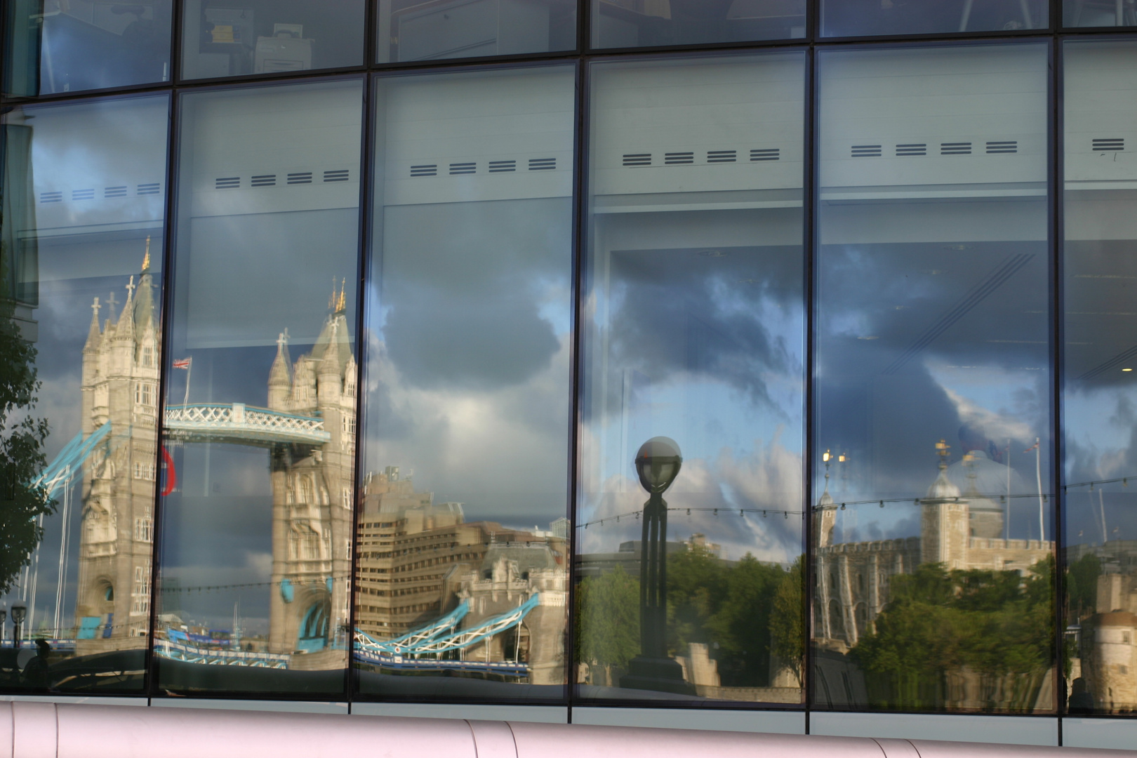 Spiegelung der Tower Brigde und des Tower of London in der Londoner City Hall