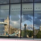 Spiegelung der Tower Brigde und des Tower of London in der Londoner City Hall