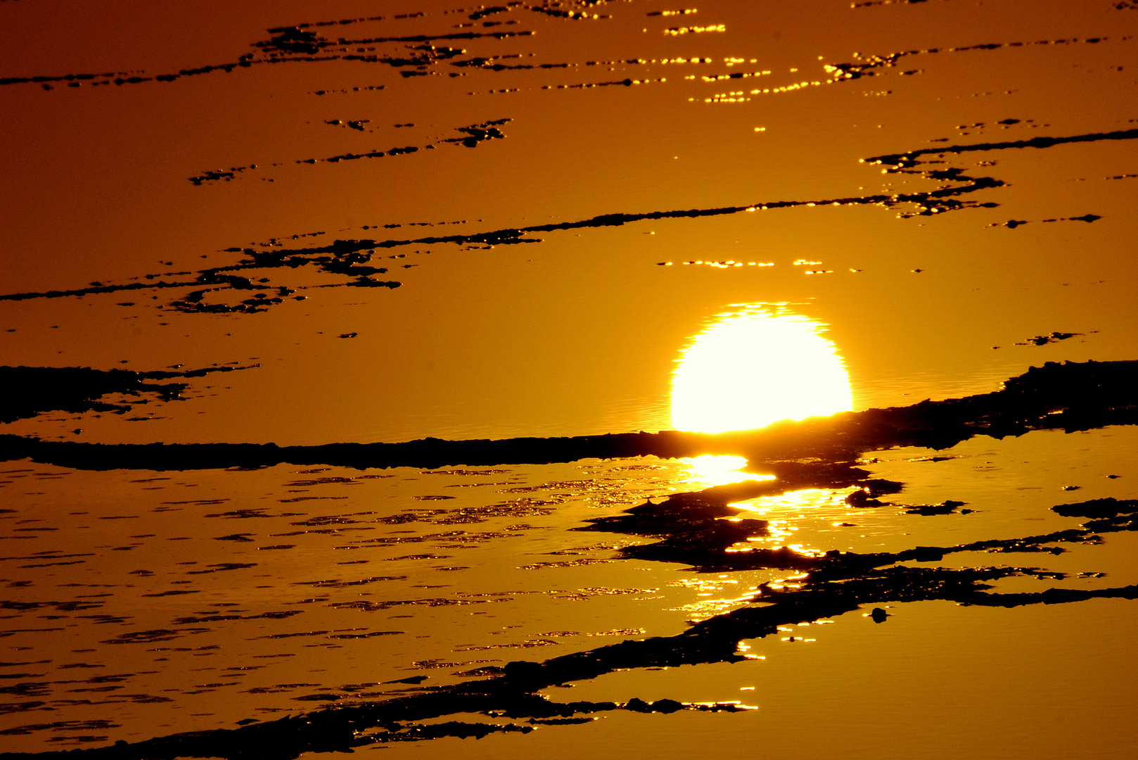 Spiegelung der untergehenden Sonne im Salzsee