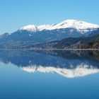 Spiegelung der weiß leuchtenden Berggipfel