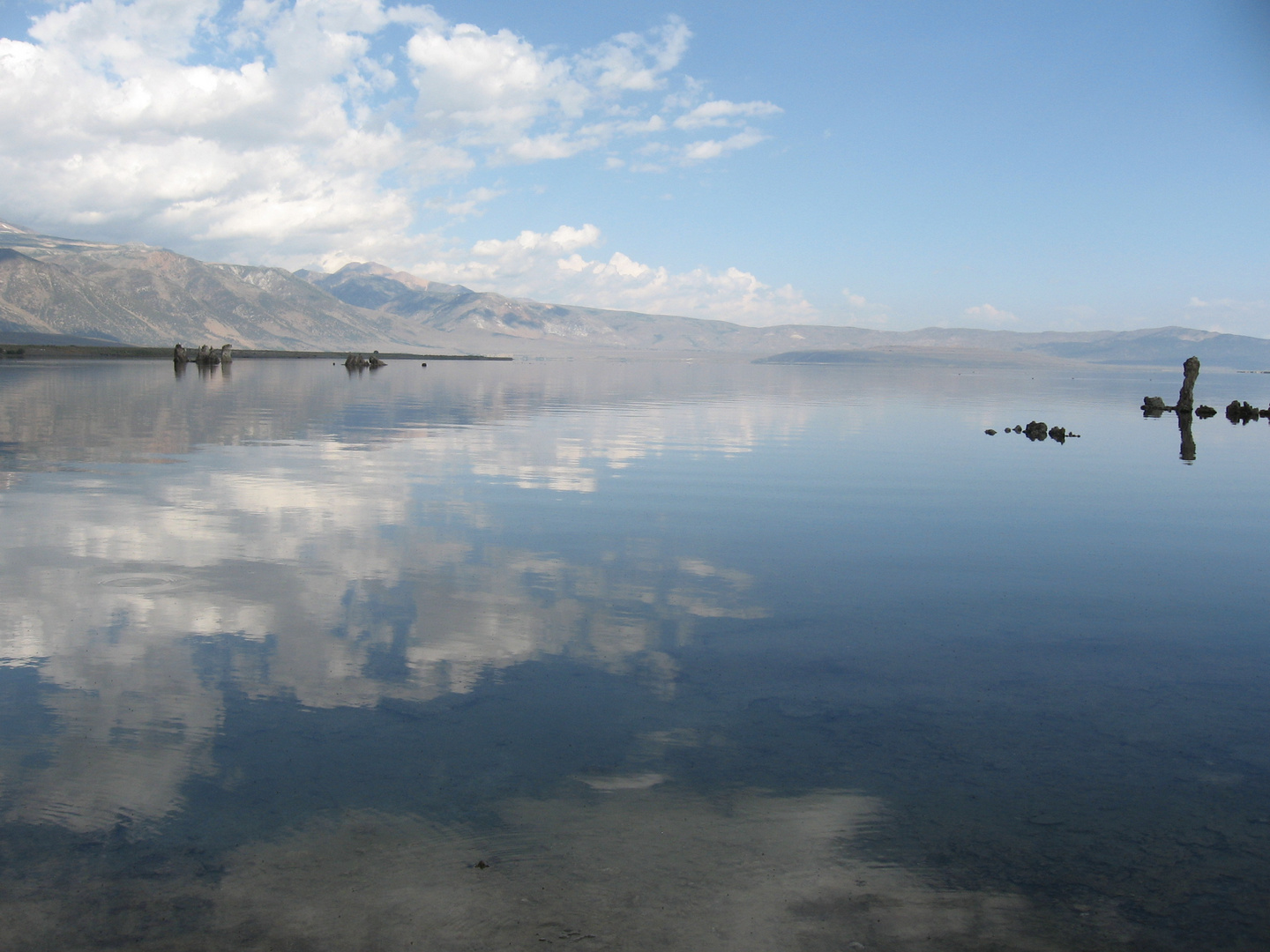 Spiegelung der Wolken auf einem See