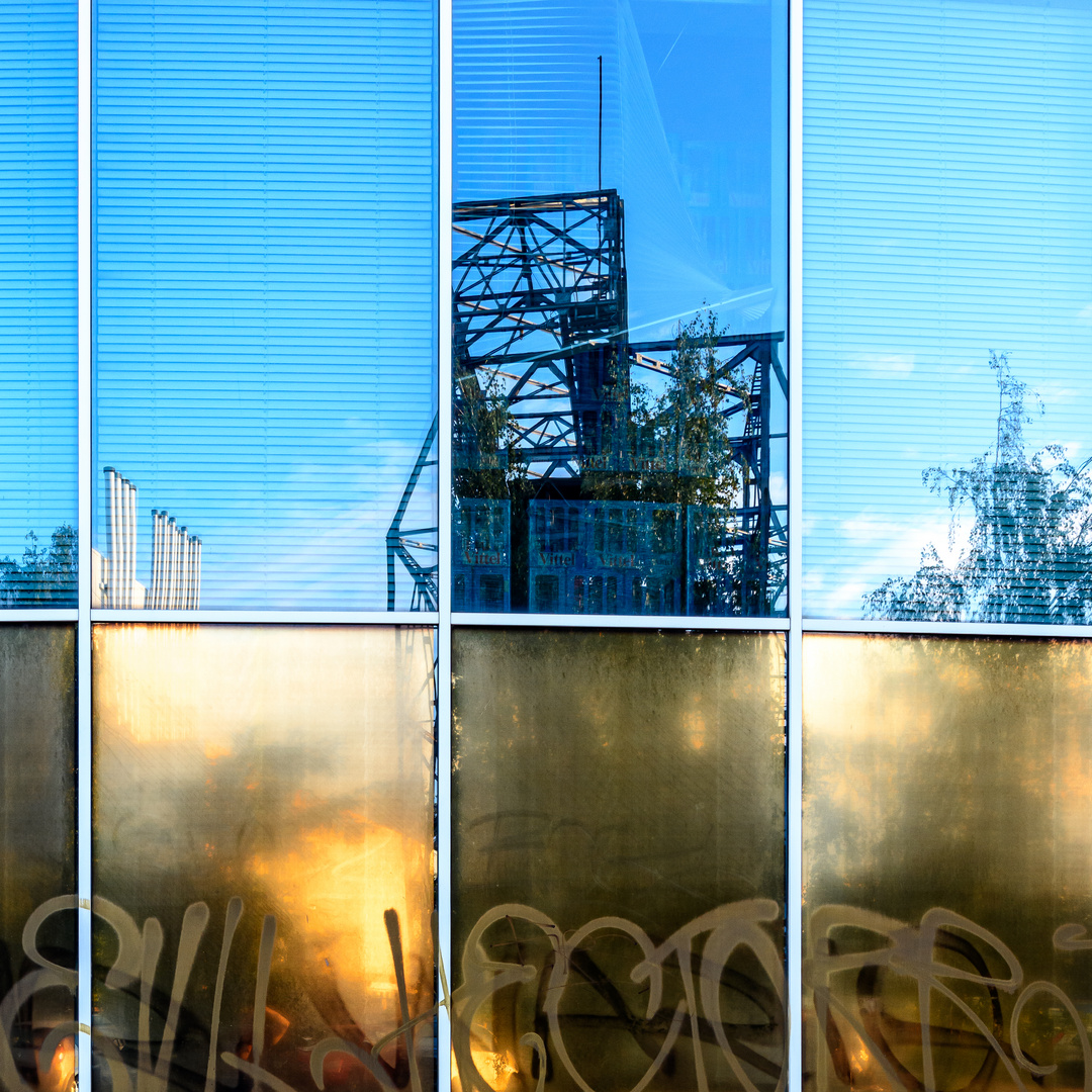 Spiegelung des alten Portalkrans in der Teilestraße in Berlin