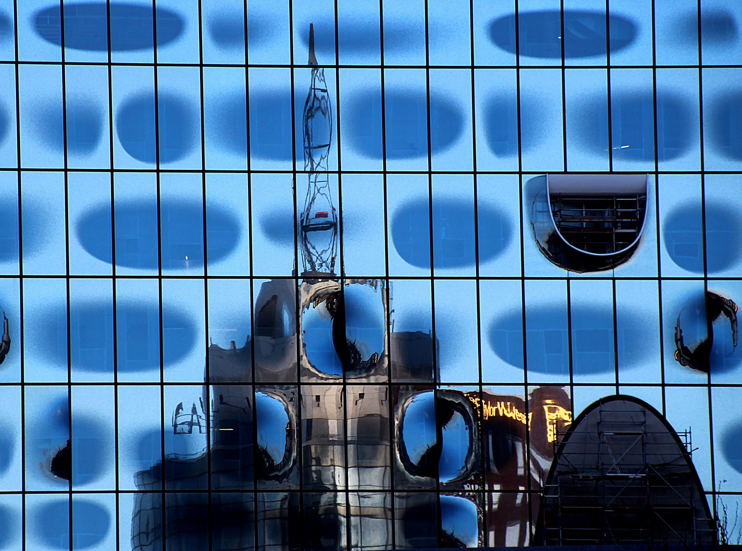 Spiegelung des Columbushauses an der Elbphilharmonie