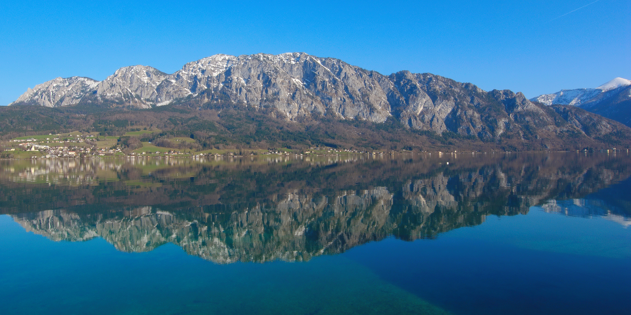 Spiegelung des Höllengebirges im Attersee...