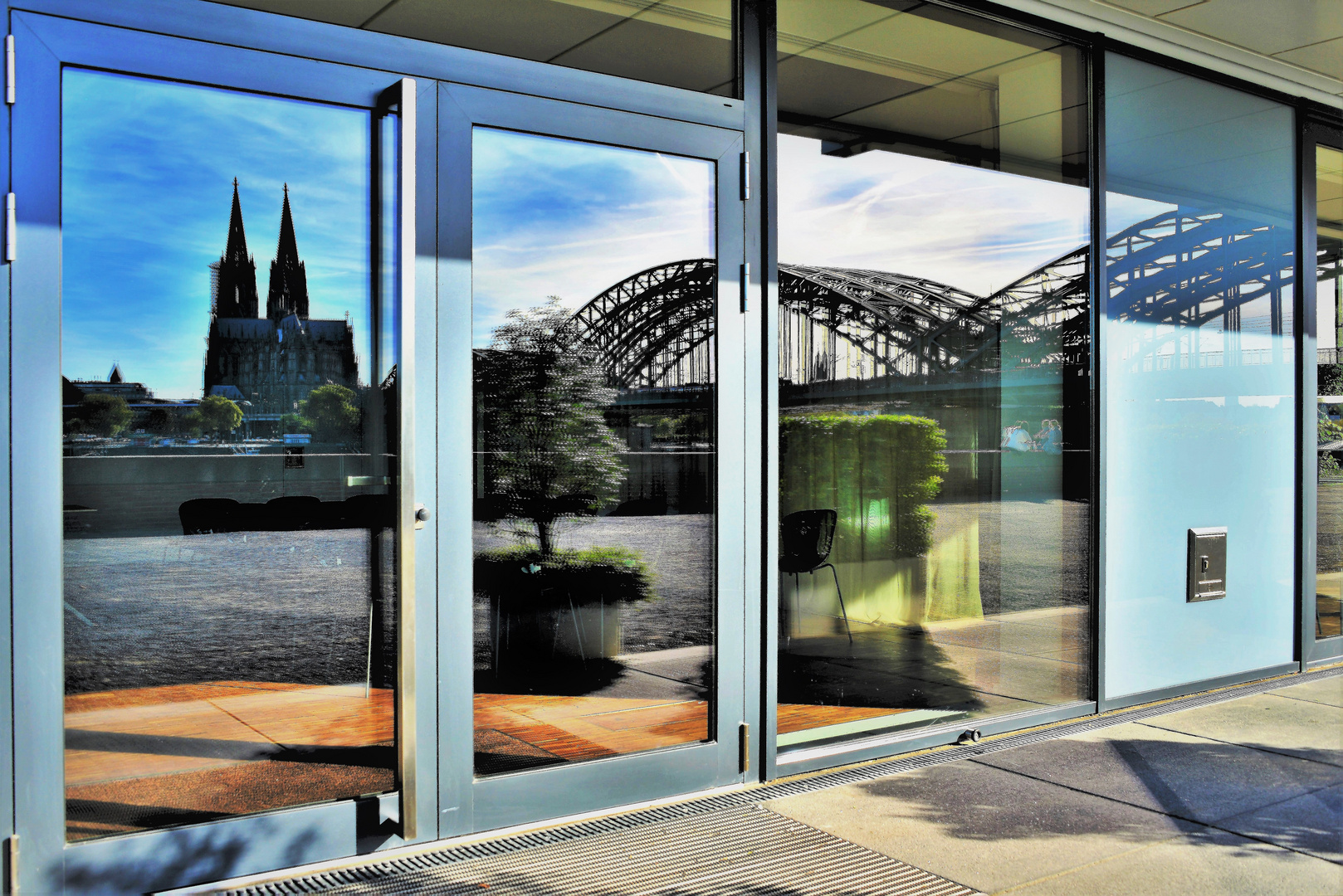 Spiegelung des Kölner Dom und der Hohenzollernbrücke  