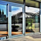 Spiegelung des Kölner Dom und der Hohenzollernbrücke  