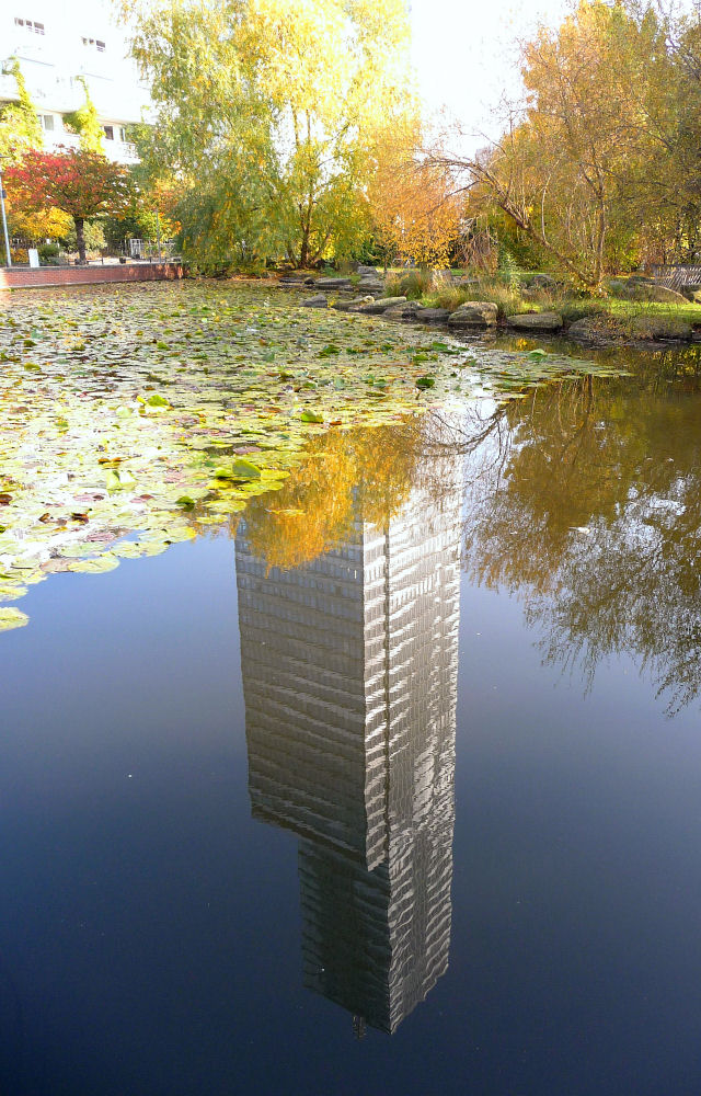 Spiegelung des Kölnturms im Mediapark