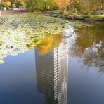 Spiegelung des Kölnturms im Mediapark