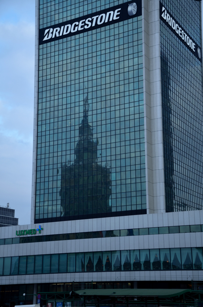 Spiegelung des Kulturpalastes im Mariott-Hotel