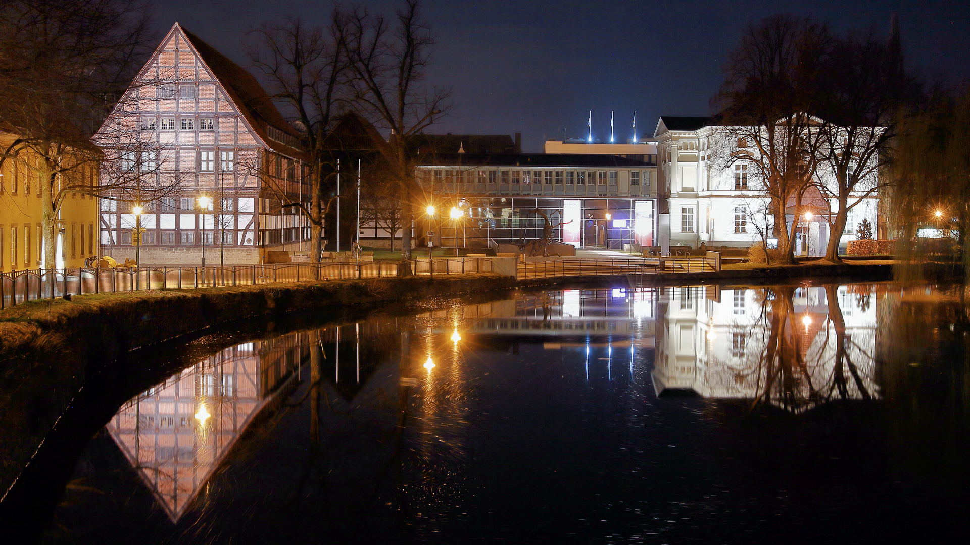 Spiegelung des Lippischen Landesmuseum im Schlossteich