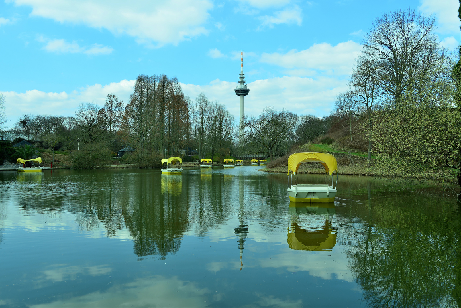 Spiegelung des Mannheimer Fernmeldeturm 