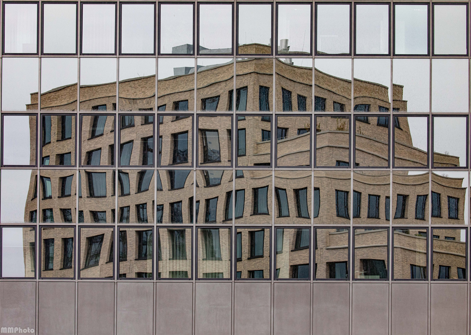 Spiegelung des new dwarf hotel im Debeka Gebäude, Berlin