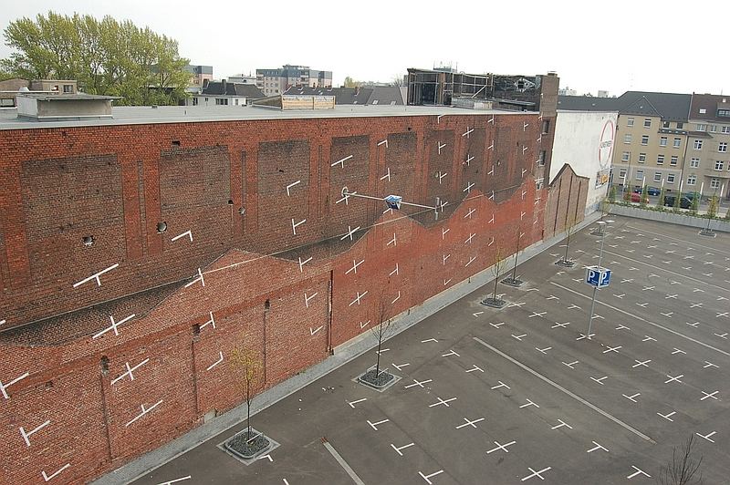 Spiegelung des Presseparkplatzes an einer Hauswand