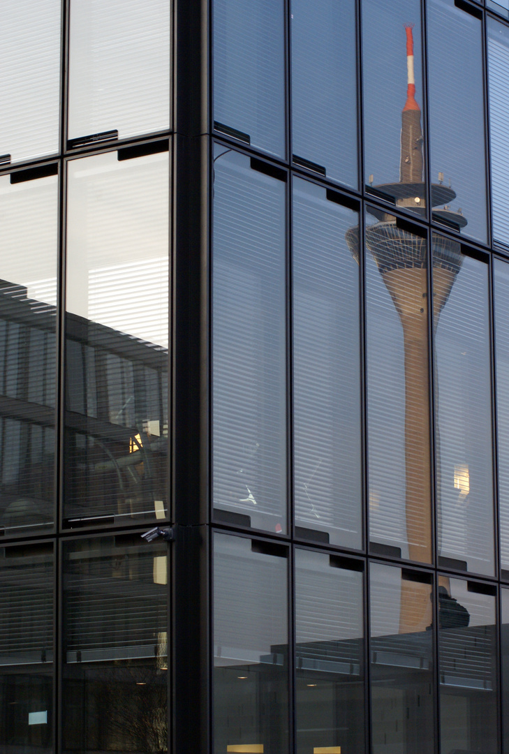 Spiegelung des Rheinturms im Hyatt