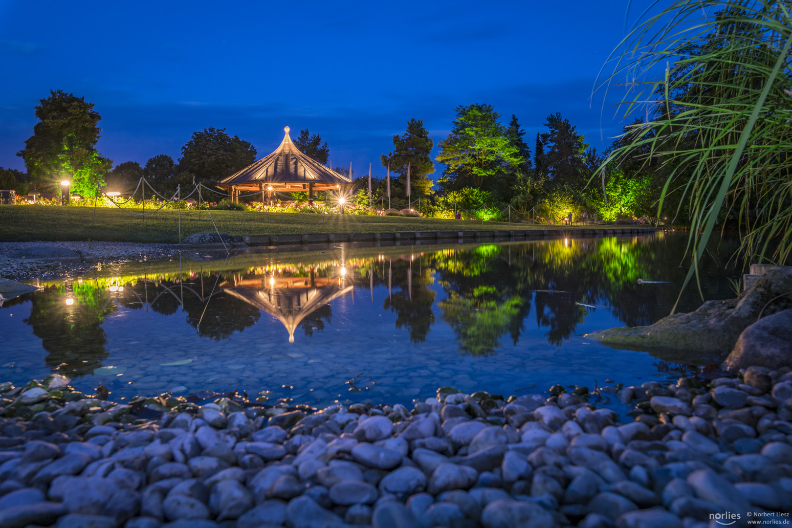 Spiegelung des Rosenpavillon am Wasser