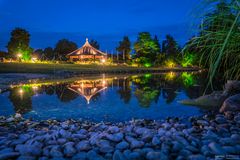 Spiegelung des Rosenpavillon am Wasser