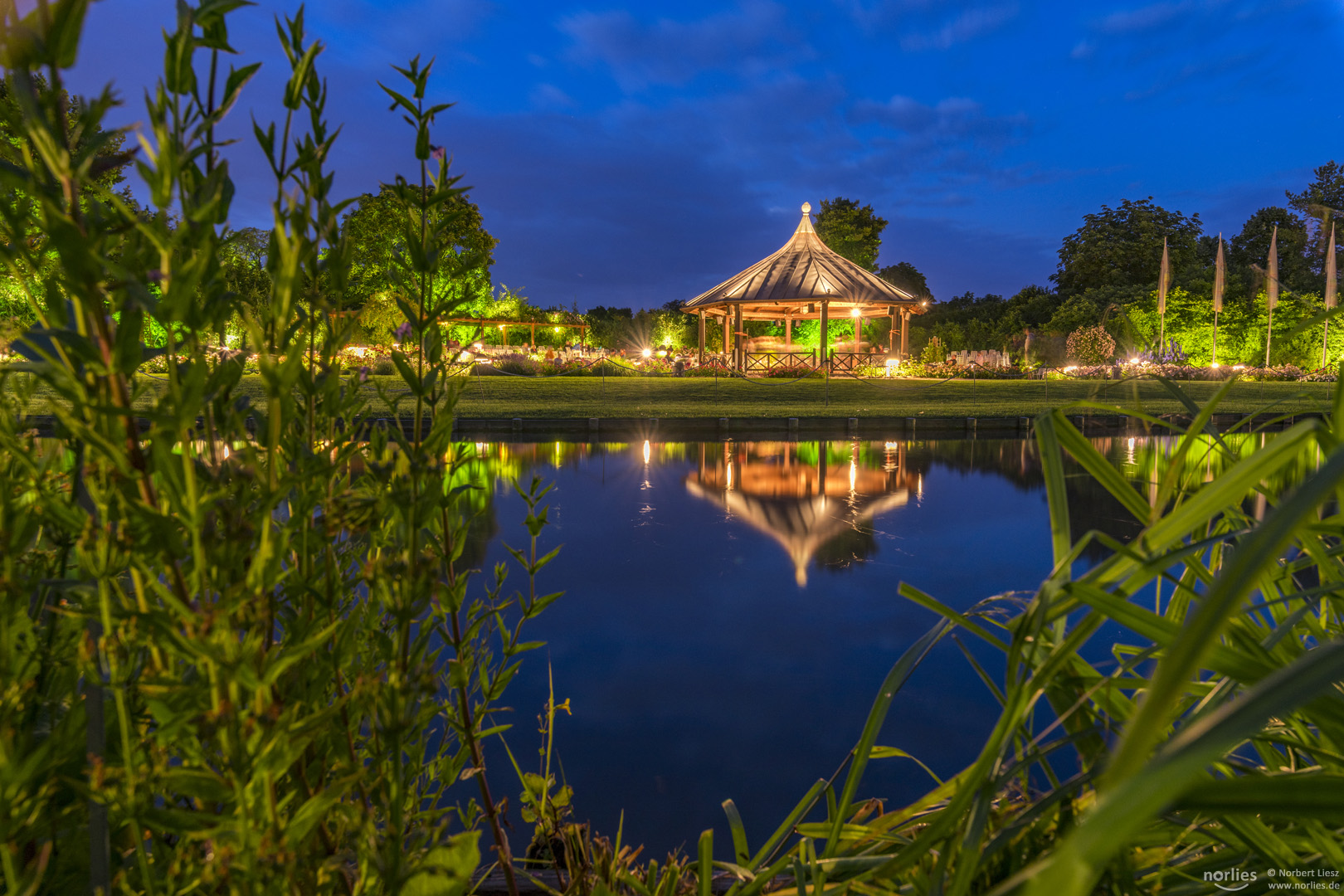 Spiegelung des Rosenpavillons