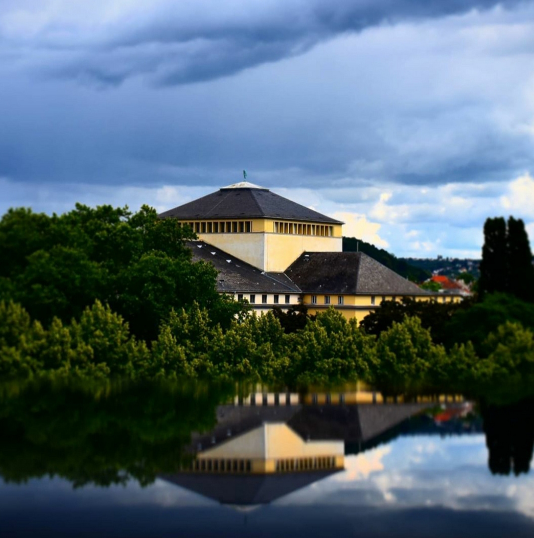 Spiegelung des saarländischen Staatstheaters